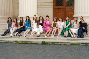 Group of female people posing